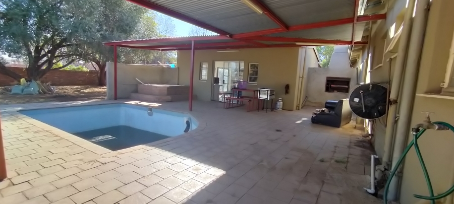 5 Bedroom Property for Sale in Jan Kempdorp Northern Cape